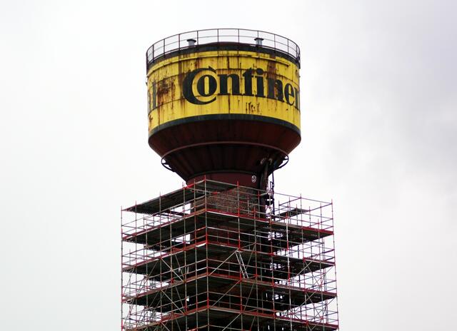 Der Eigentümer des Geländes zeigte sich für eine Finanzierung dazu nicht bereit. Aber die Stadt stellte fast eine Million Euro zur Verfügung, um dieses Denkmal hannoverscher Industriegeschichte zu erhalten.