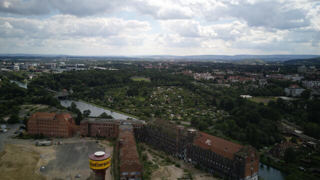 Hoch über dem Gelände geht der Blick auf die norddeutschen Mittelgebirgszüge: Thüster Berg,  Osterwald und Deister. Ganz rechts davor: die begrünte Kalihalde in Empelde, Gehrdener Berg und Benther Berg.