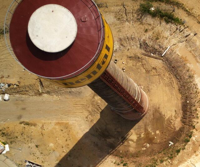 Auch das Dach musste erneuert werden. Immerhin 10 Tonnen wiegt die Betonplatte, die ausgetauscht wurde. Mit dem Kran wurde sie auf die oberste Plattform gehievt. Wie das damals beim Bau des Turmes bewerkstelligt wurde, ist heute nicht bekannt. | Foto: Fabian Wolter