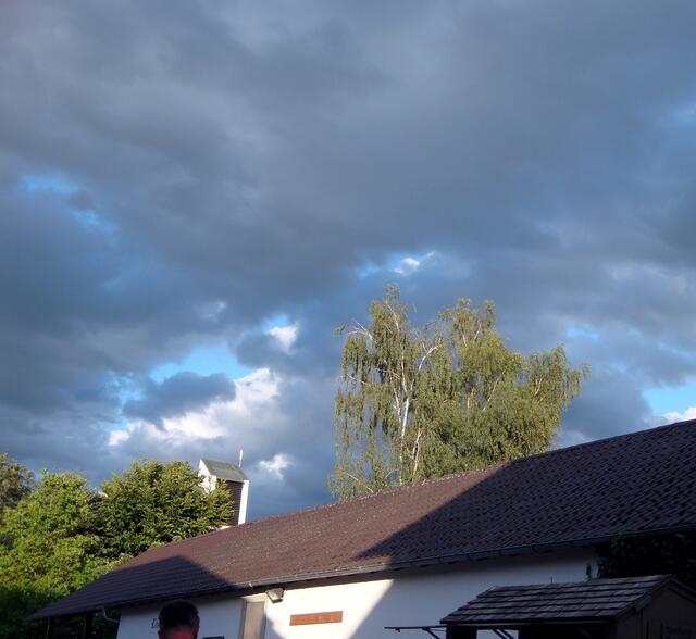 Obwohl kurz dunkle Wolken aufzogen. Das Wetter hält