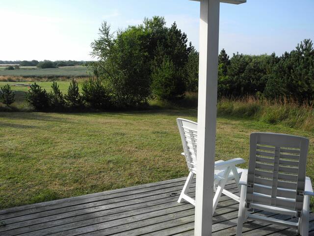Blick von der Terrasse ins Grüne