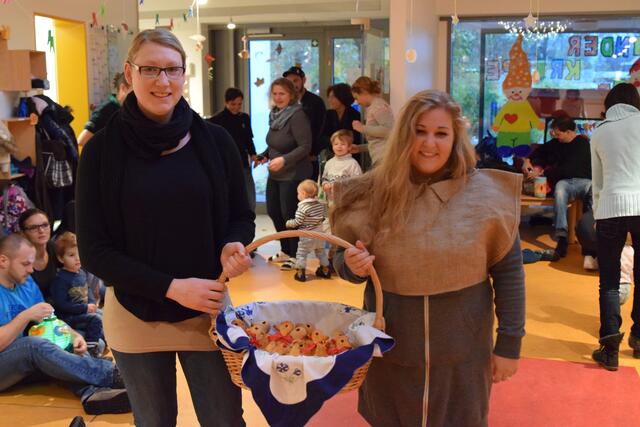 Im Anschluss an das Martinsspiel gab es die traditionellen Martinsgänse, die an die Familien verteilt wurden.