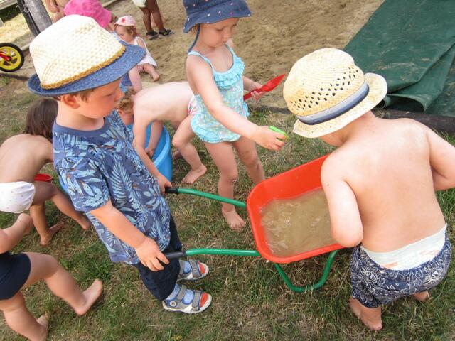 Wasserpantschen im Garten macht Spaß!