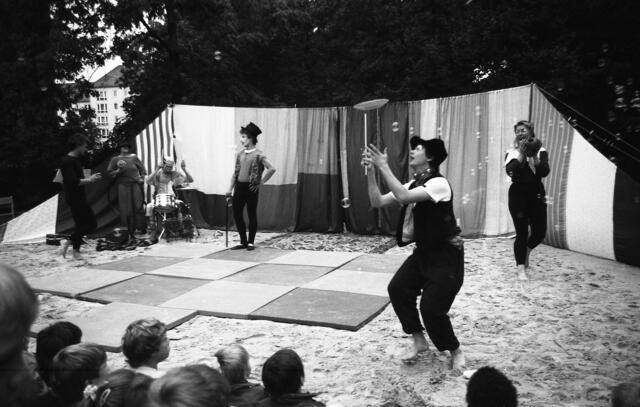 Akrobaten beim Sommerfest des Spielparks Döhren 1987