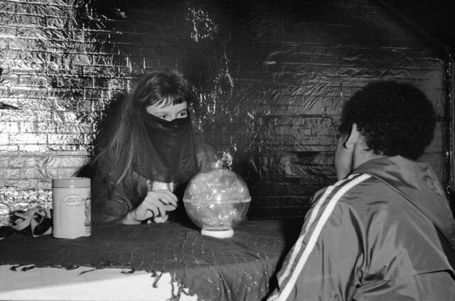 Kleine Wahrsagerin mit Kristallkugel