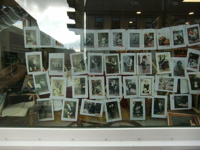 Die Fotos haben Nummern, jeder kann die Namen in der Apotheke ab lesen.