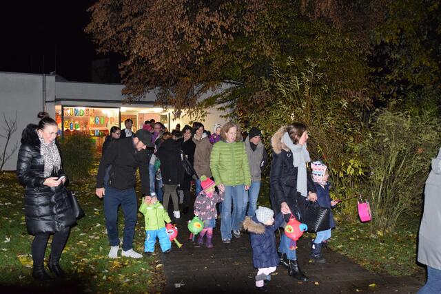Nach dem Martinsspiel ging es zum Laternenumzug durch den Garten.