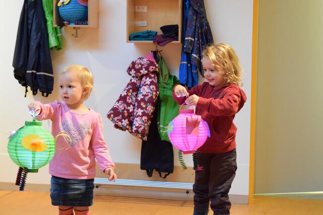Das St. Martinsfest begann in der Krippe, hier bekamen die Kinder ihre Laternen.