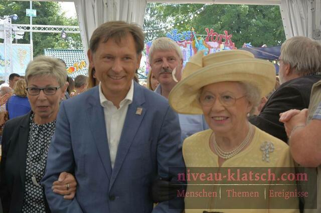 Eröffnung der Cranger Kirmes 2017/ Hernes Oberbürgermeister Dr. Frank Dudda und die Queen