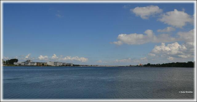 Blick über den Binnensee in Heiligenhafen Richtung Ferienappartements am Steinwarder (links) (Foto: Katja Woidtke)