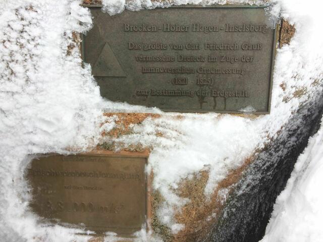 Hinweisschild auf dem Brocken Vermessung großen "Gaußdreieck" Brocken - Hoher-Hagen - Gr. Inselberg | Foto: Winfried Gehrke