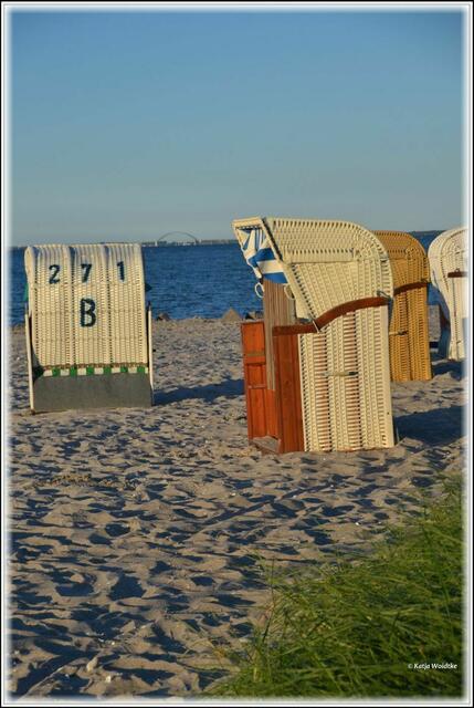 Strand in Heiligenhafen mit der Fehmarnsundbrücke im Hintergrund (Foto: Katja Woidtke)