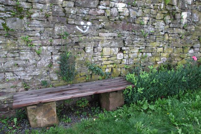 Unterhalb des Rosengarten wurde weiße Farbe an die Mauer gesprüht.
