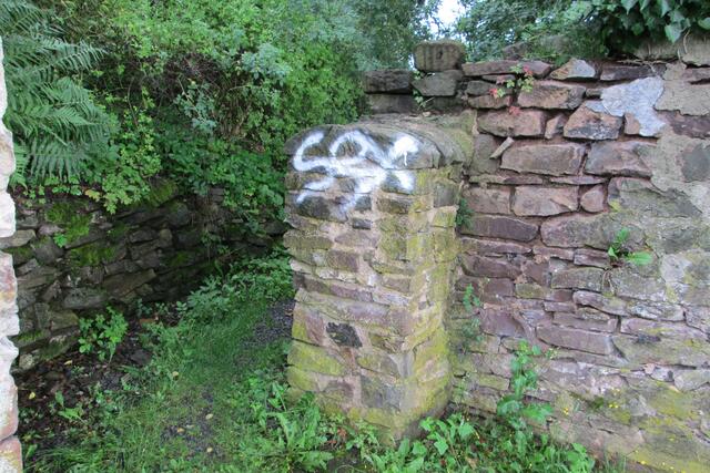 Einige Meter weiter sind die Buchstaben sex auf die alte Stadtmauer gesprüht.