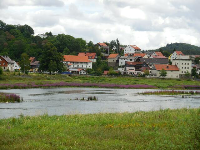 Blick auf die Eder mit Herzhausen. Hier befinde ich mich schon wieder auf dem Rückweg nach Korbach.                                      
https://de.wikipedia.org/wiki/Herzhausen_(V%C3%B6hl)