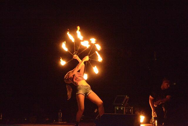 Feuershow vom „Pyro-Team Berlin“ und „Cherry aus Berlin“