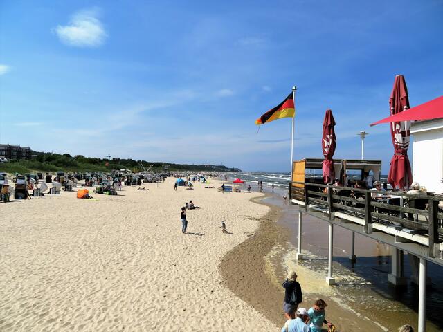 Weißer Sand am Strand.