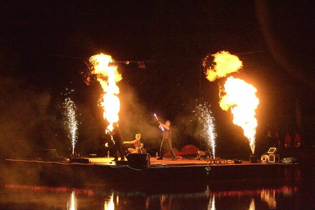Feuershow vom „Pyro-Team Berlin“ und „Cherry aus Berlin“