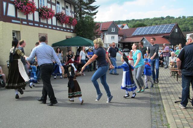 Gemeinsamer Tanz der Kinder mit ausgewählten Erwachsenen.