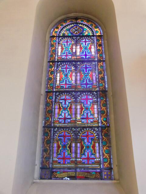 Wunderschöne farbige Fenster in der St. Peter und Paul Kirche