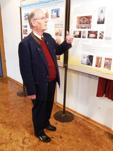 Stadt- und Heimatpfleger Dieter Schütte, Gronau-Leine, zeigt mir die Orgelfotos