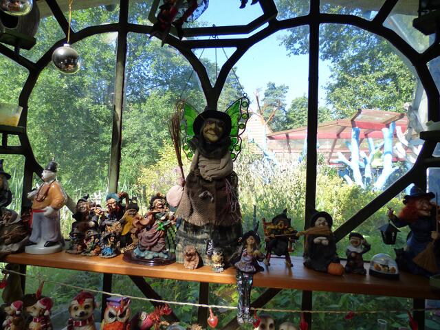 Im Eingangsbereich der "Eulen-Hexen-Brotbackofengrotte"