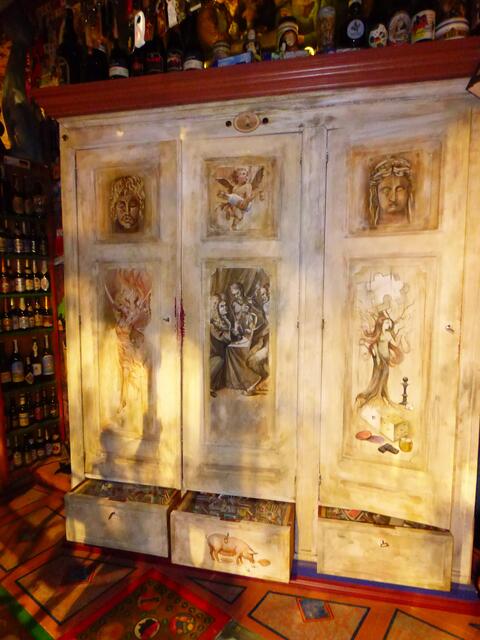 Was verbirgt sich hinter diesen Schranktüren???