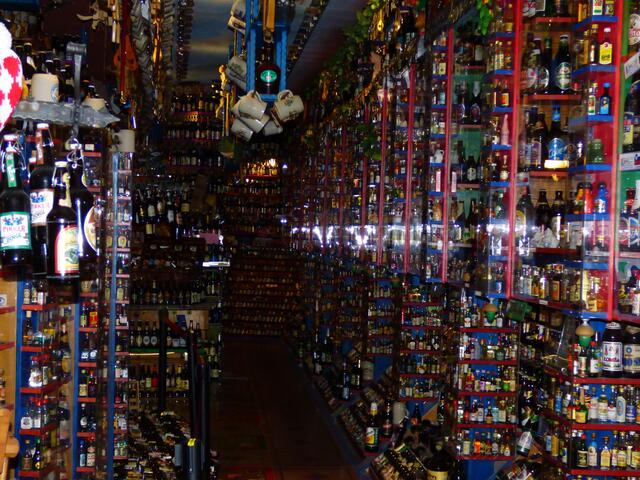 Blick in die größte Bierflaschen-Sammlung der Welt! Und natürlich werden auch Bierdeckel, Flaschenöffner und Kronkorken gesammelt!!!