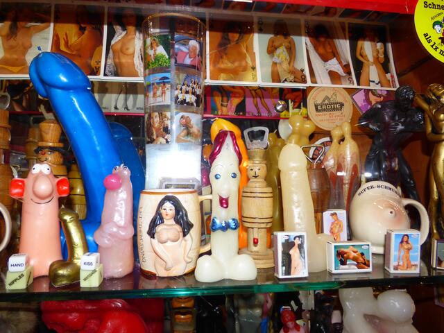 Ach guck an, die "Spielwaren-Abteilung für Erwachsene"! :-)))))))