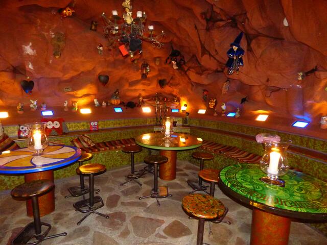 Blick in die "Eulen-Hexen-Brotbackofengrotte"