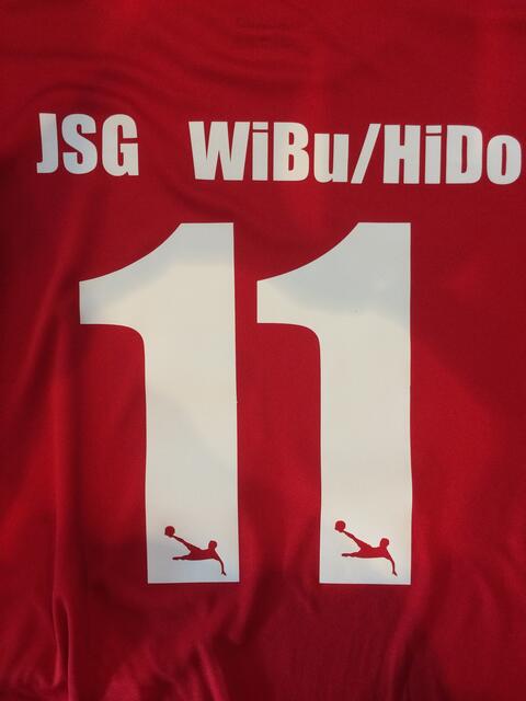 Auch so geht Trikotwerbung: die Rückenansicht des neuen Trikots der "JSG WiBu/HiDo" mit dem in die Rückennummer integrierten Logo der "Kleinen Sportecke"