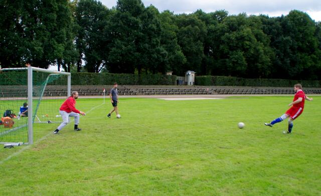 Im einzigen Elfmeterschießen des Turniers nach einem Siegunentschieden mit dem Documenta 14-Team setzte sich F2 versenkt dank seines Torhüters mit 3-2 durch und zog damit als einzige Mannschaft ohne Punktverlust ins Finale ein.