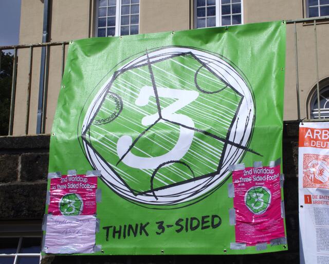 Und so sieht ein Dreiseitenfußballfeld von oben aus.