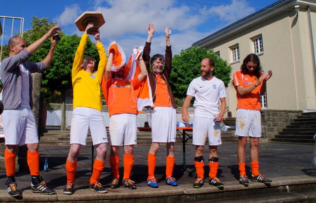 Threesided Football is coming home kann man zwar nicht sagen, das der Sport aus Dänemark kommt, aber der größte und schönste Pokal geht trotzdem nach England ;D