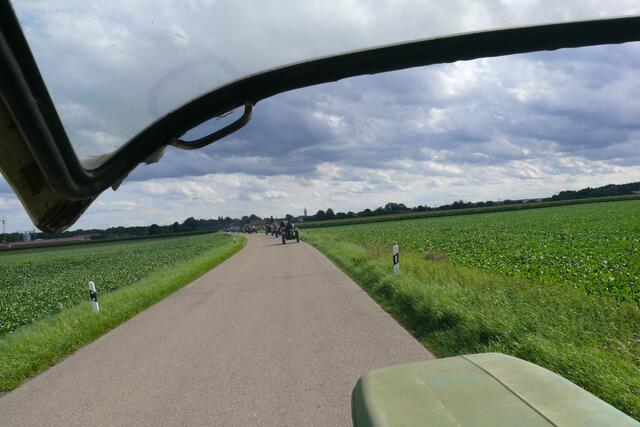 Nachbar Gerhard hat mich auf seinem Bulldog zur Ausfahrt mitgenommen-vielen Dank! Hier ein Ausblick nach Ellgau vom Bulldog aus.