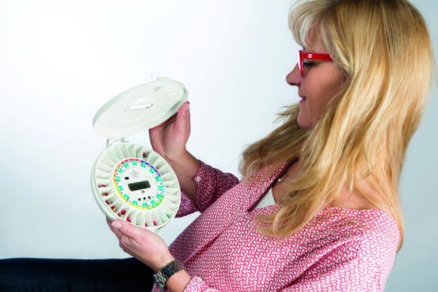 Birgit Reiser hat eine Sorge weniger: Dank „Careousel“ nimmt ihre Mutter immer die richtigen Tabletten zur rechten Zeit ein. | Foto: Mediring/akz-o / TRD Gesundheit