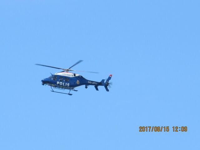 ..ein Polizeihubschrauber kreiste lange über diesen Bereich....