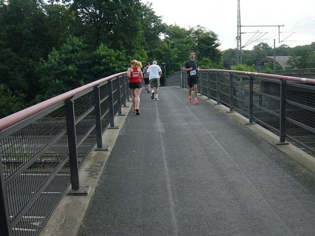 Die Teilnehmer überqueren den Messeschnellweg.