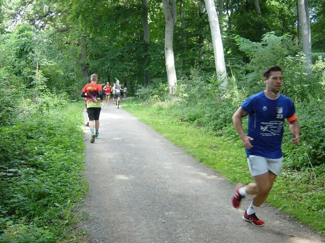 10-Kilometer-Läufer (links) treffen die Athleten der 21-er-Strecke.