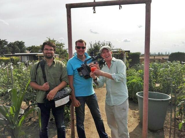 MDR ab Vier- Reporter zu Gast im Tomatengarten