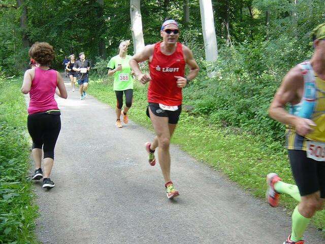 10-Kilometer-Läufer (links) treffen die Athleten der 21-er-Strecke.