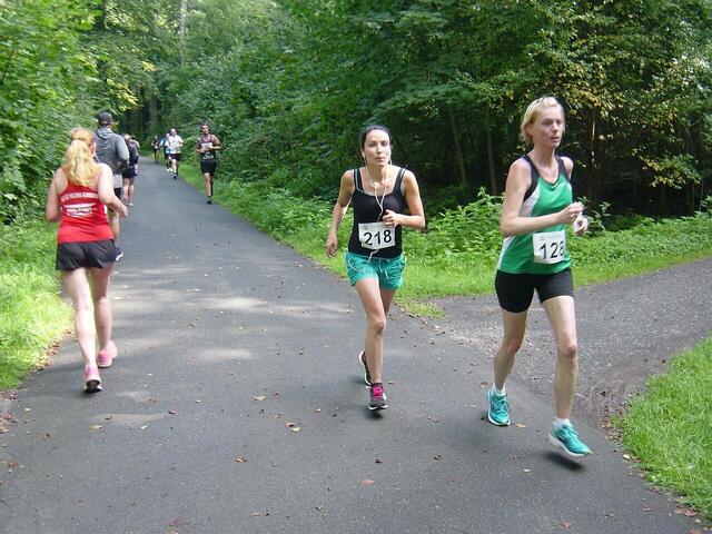 10-Kilometer-Läufer (links) treffen die Athleten der 21-er-Strecke.