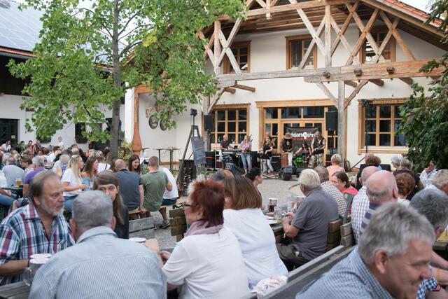 13. Benefizkonzert für singhalesische und tamilische Kinder in Not und für die Ubuntu-Hilfe im voll besetzten Biergarten vom Landhausbräu Koller in Hergertswiesen