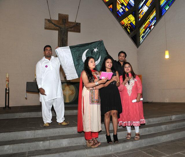 Pakistanische Christen trugen in der Auferstehungskirche Lieder aus ihrer Heimat vor.