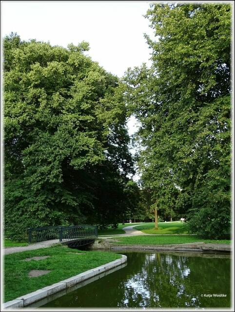 Auch im Welfengarten ist eine Brücke von Laves mit ihrem typischen Linsenträger zu finden. Sie wurde Mitte des 19. Jahrhunderts errichtet und ermöglichte Fußgängern die Überquerung der Gracht. (Foto: Katja Woidtke)