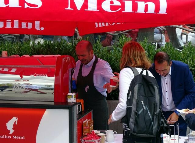 2. September 2017 - Feierliche Eröffnung der Verlängerung der Wiener U-Bahn-Linie U1: Eine Wiener Traditions-Kaffeerösterei schenkte aus.