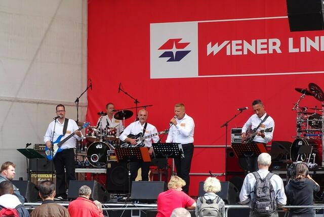 2. September 2017 - Feierliche Eröffnung der Verlängerung der Wiener U-Bahn-Linie U1: Die 48er-Tandler-Band, eine Gruppe, die sich aus Mitarbeitern der Wiener Müllentsorgung zusammensetzt.