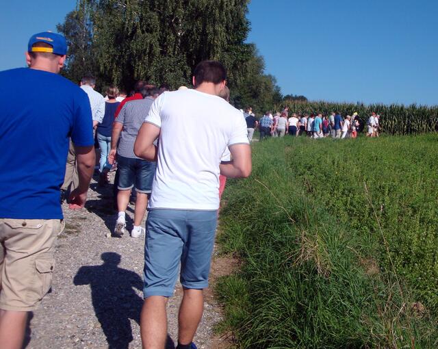 Es sind viele gekommen, um mir dem Abgeordneten zu wandern