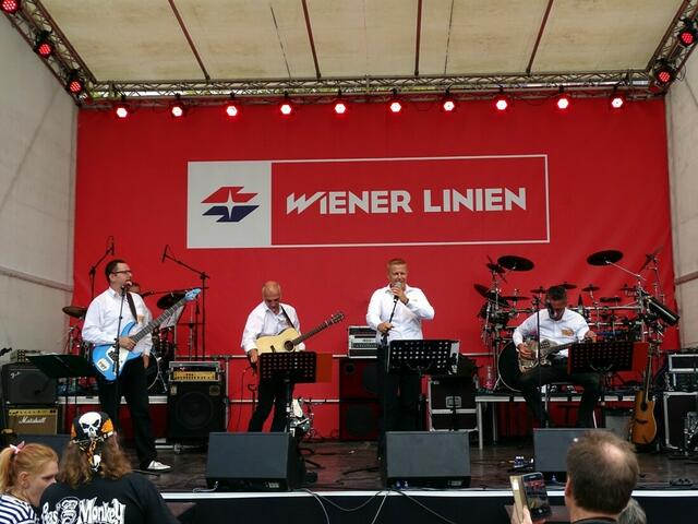 2. September 2017 - Feierliche Eröffnung der Verlängerung der Wiener U-Bahn-Linie U1: Die 48er-Tandler-Band, eine Gruppe, die sich aus Mitarbeitern der Wiener Müllentsorgung zusammensetzt.