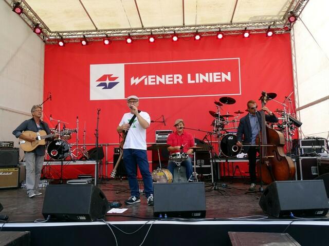 2. September 2017 - Feierliche Eröffnung der Verlängerung der Wiener U-Bahn-Linie U1: Die Wiener Band "Fisherman and Friends", deren Spezialität Jazz mit Wiener Texten ist.